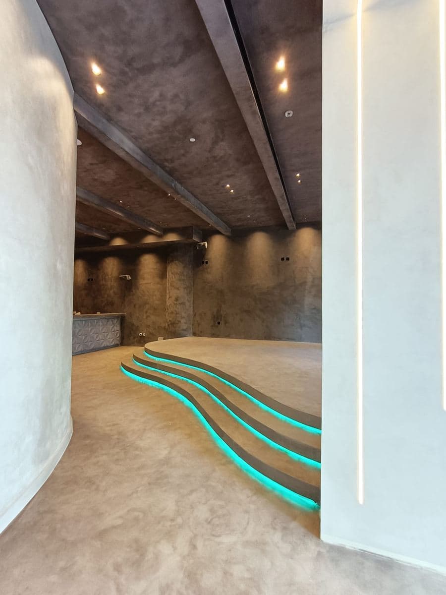 Curved corridor with glowing microtopping steps