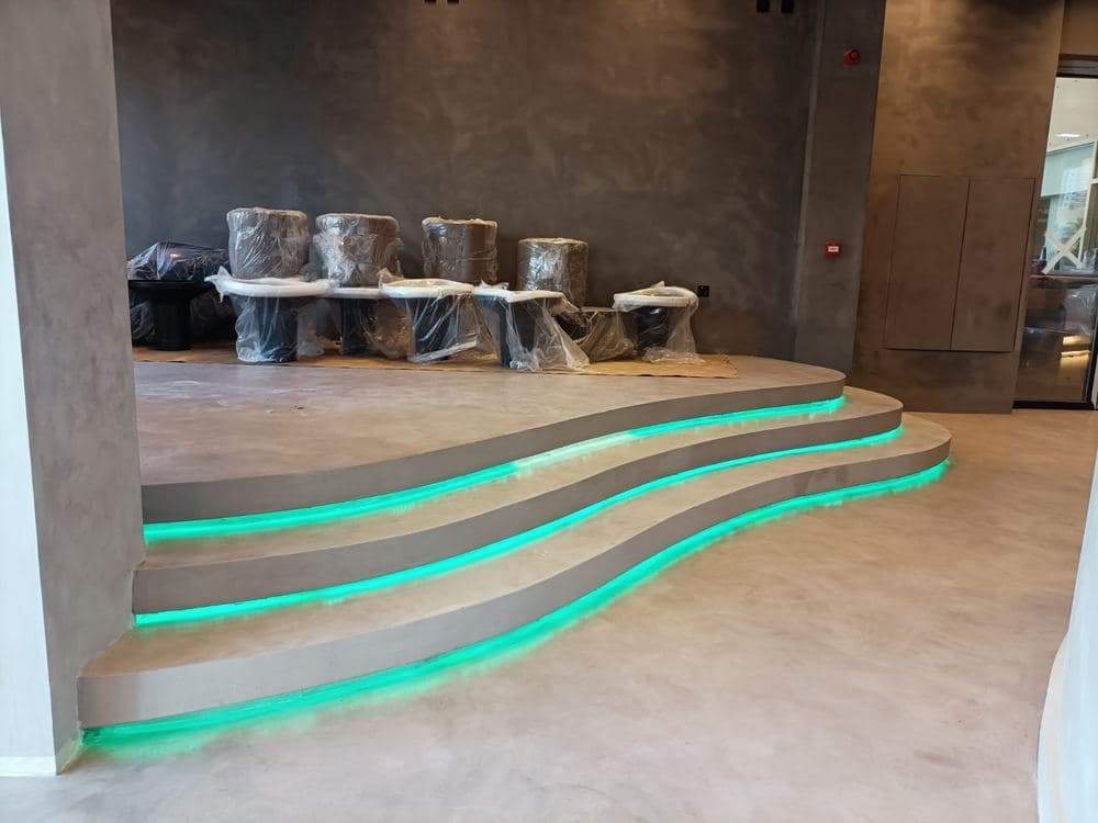 Curved microtopping steps with embedded edge lighting
